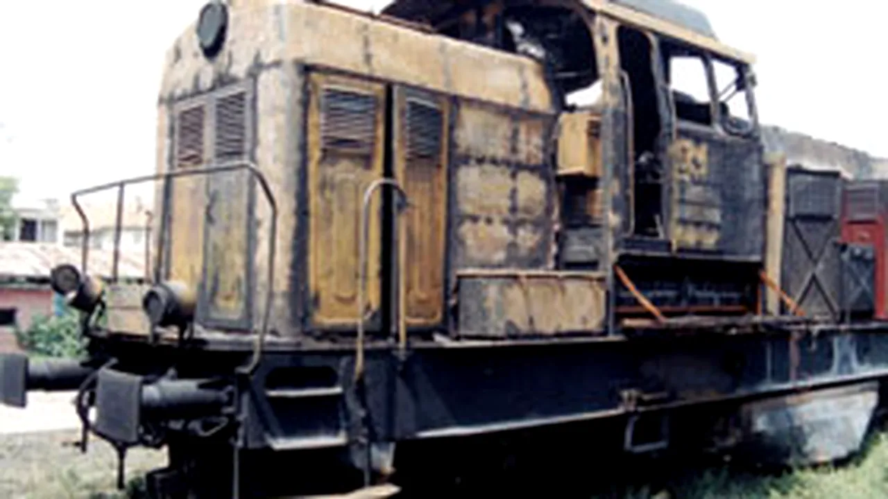 Locomotiva unui tren plin cu pasageri a luat foc în gara din Arad
