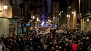 VIDEO Protestele violente continuă în marile oraşe din Spania. Poliţiştii din Barcelona au arestat 13 persoane