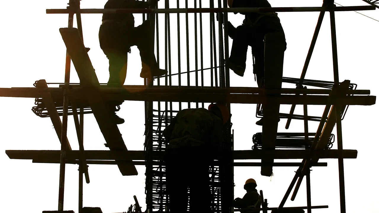Marea Britanie relaxează regulile de acordare a vizelor pentru a atrage muncitori străini în construcţii