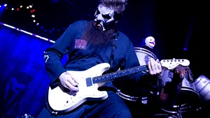 Chitaristul trupei Slipknot, înjunghiat în cap de fratele său