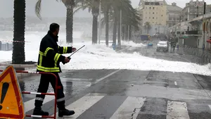 Sudul Franţei, afectat de ninsori şi valuri uriaşe
