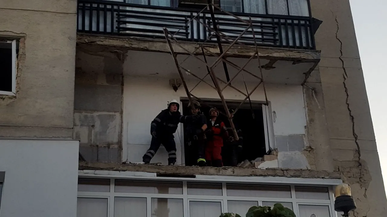 EXPLOZIA din Botoşani: Blocul afectat de deflagraţie nu poate fi locuit. Uşile apartamentelor, izolate de jandarmi | FOTO