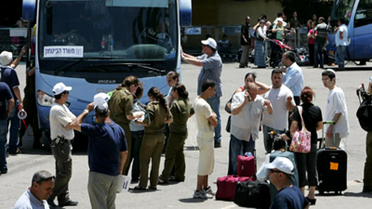Sute de cetăţeni străini părăsesc Fâşia Gaza via Israel