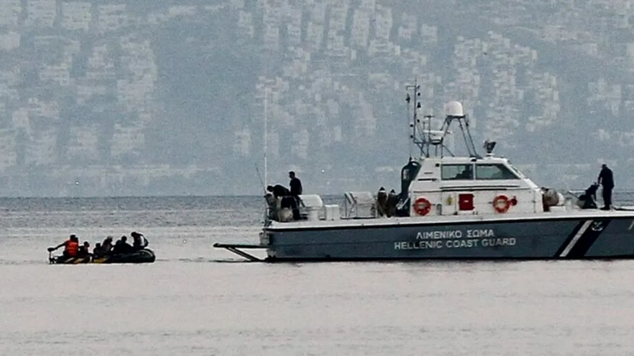 Paza de coastă elenă salvează sute de migranți în Marea Mediterană