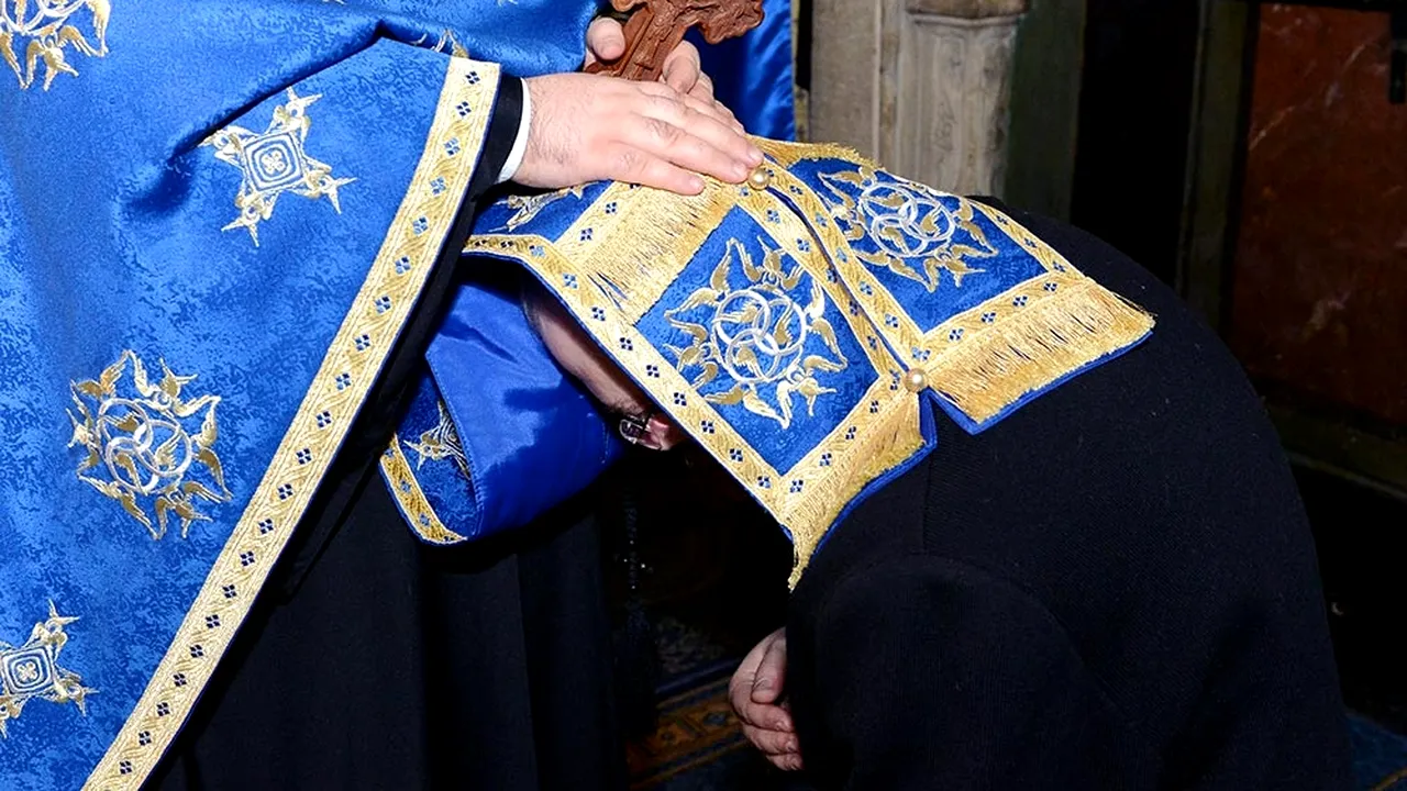 Recomandările Sinodului BOR pentru spovedanie: Evitarea glumelor inadecvate şi a gesturilor indecente