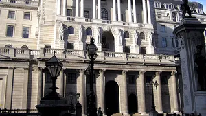 Banca Angliei a menţinut dobânda cheie la nivelul minim record de 0,5%