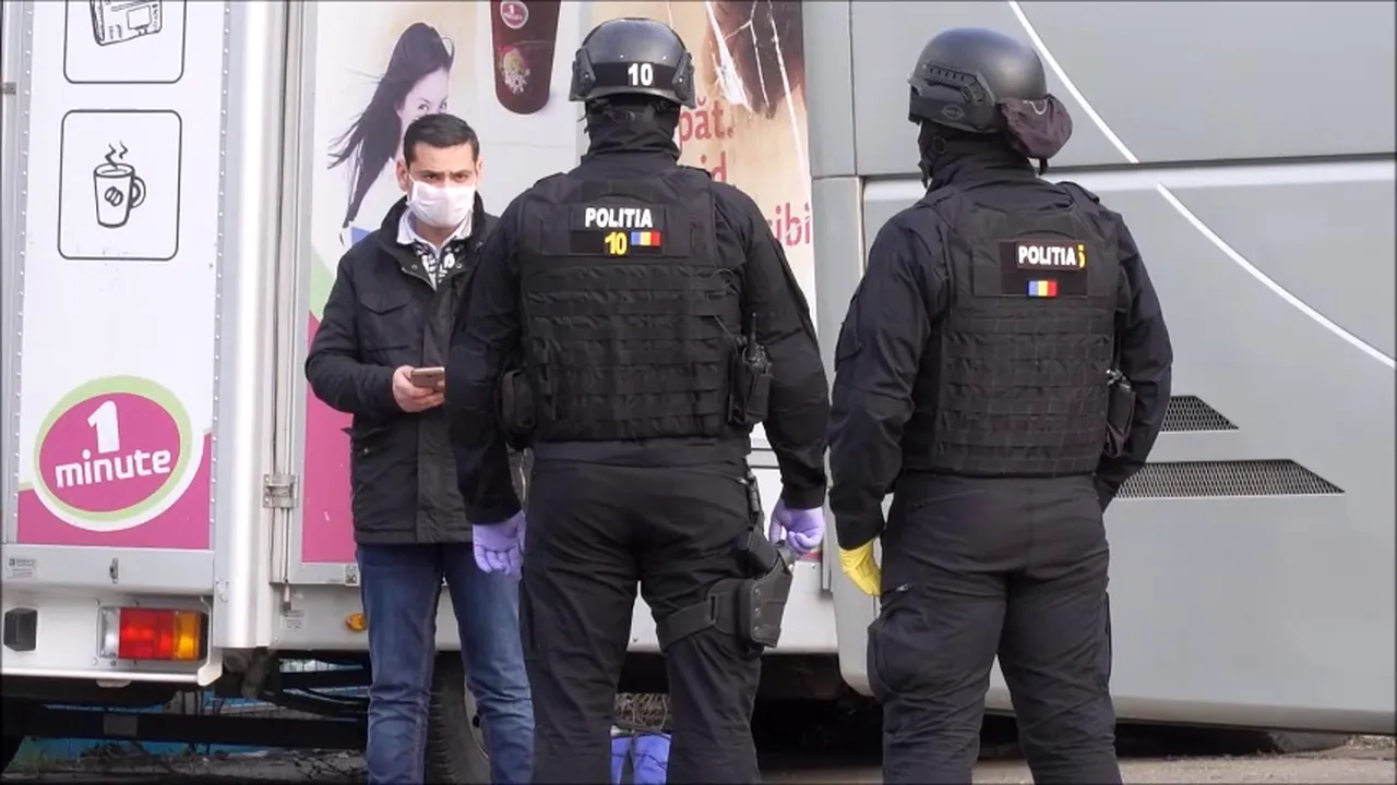 Românii întorşi din Marea Britanie, păziţi de trupele speciale. Scandal pe aeroportul din Iaşi | VIDEO