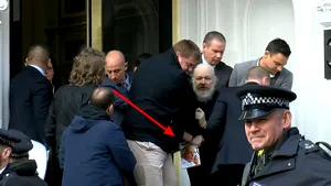 MESAJUL ascuns pe care Julian Assange l-a transmis în timp ce era scos cu forţa din Ambasada Ecuadorului | FOTO