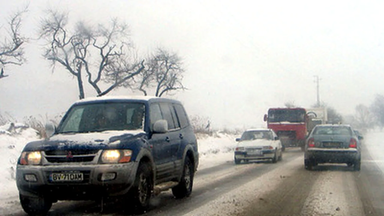 Trafic rutier întrerupt pe două drumuri naţionale şi îngreunat pe A1