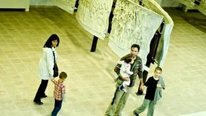 Unul din doi copii stă cel mult o oră pe zi în compania părinţilor
