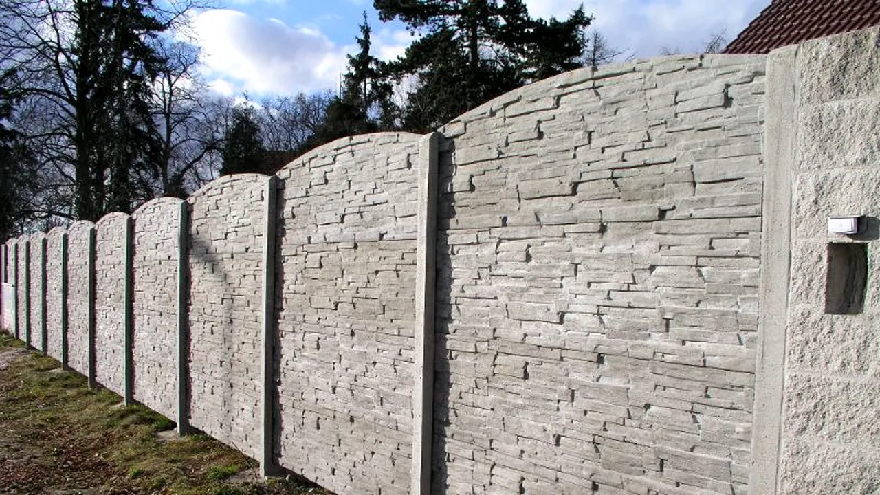 Argeş: Un bărbat a murit strivit de un gard de beton