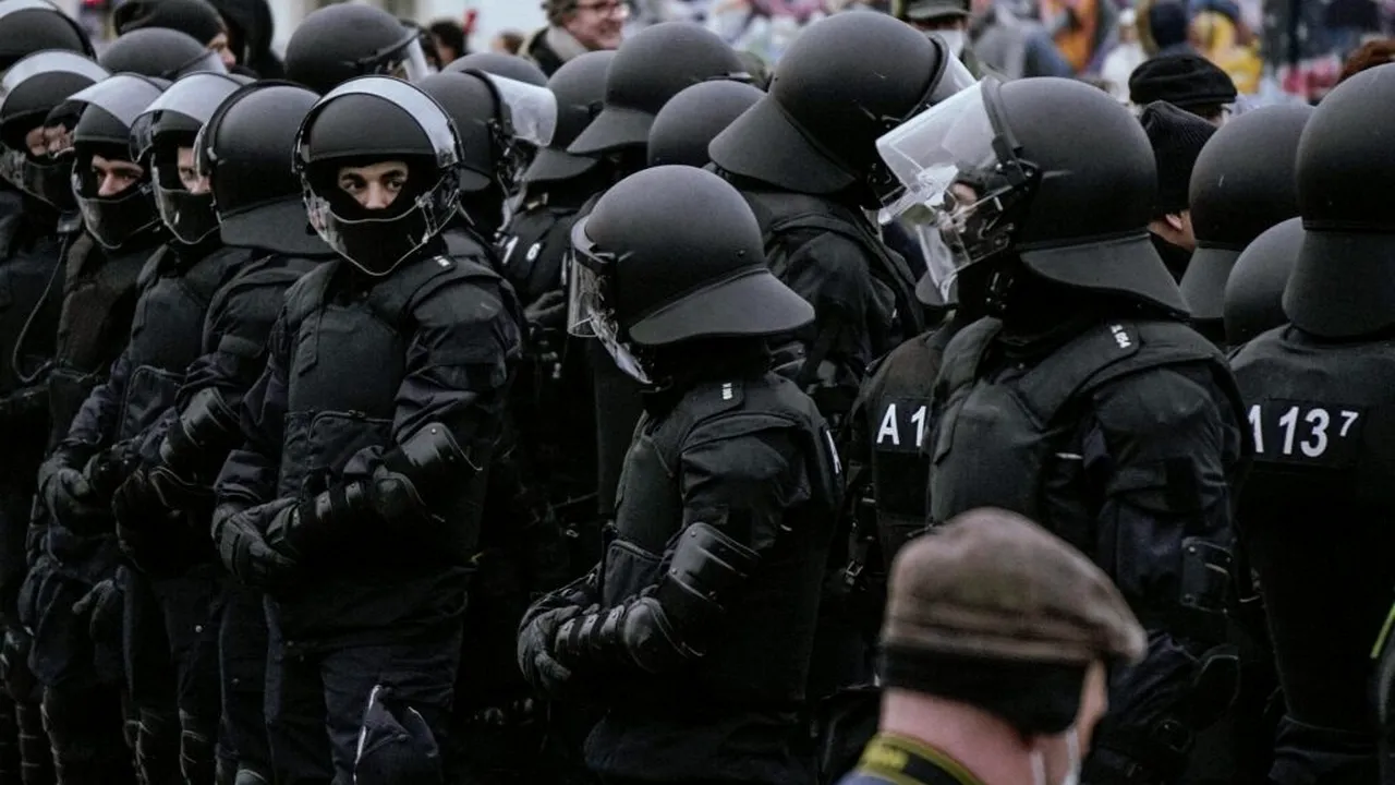 Bărbat imobilizat de polițiști în timp ce încerca să detoneze o bombă în sediul unei bănci americane din Paris