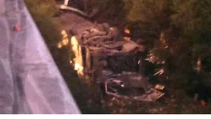 ACCIDENT DRAMATIC în Argentina: Cel puţin 41 de persoane au murit după ce un autobuz al poliţiei a căzut de pe un pod - FOTO