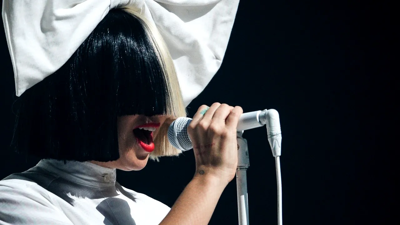 Sia a devenit mama. Cântăreaţa australiană a anunţat că a adoptat un băieţel