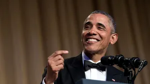 Obama a glumit pe tema sfârşitului de mandat şi l-a ironizat pe Trump, într-un dineu la Casa Albă - VIDEO