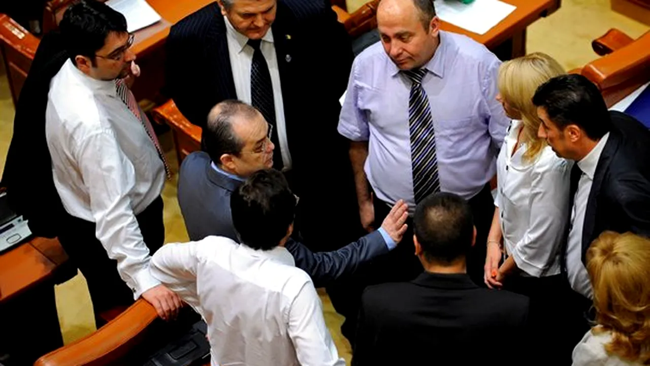 Schimb de replici între Voinescu şi Ponta în plen despre cacofonii şi lozinci