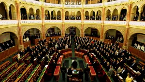 Doi parlamentari Fidesz, amendaţi cu câte 320 de euro pentru că au votat împotriva partidului