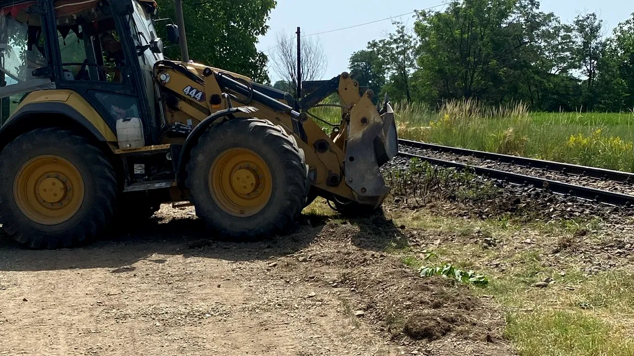 Un buldoexcavator a fost lovit de un tren de călători
