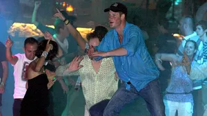 Cum s-a distrat prinţul Harry la o petrecere. Fratele lui William s-a aruncat îmbrăcat în piscină - FOTO