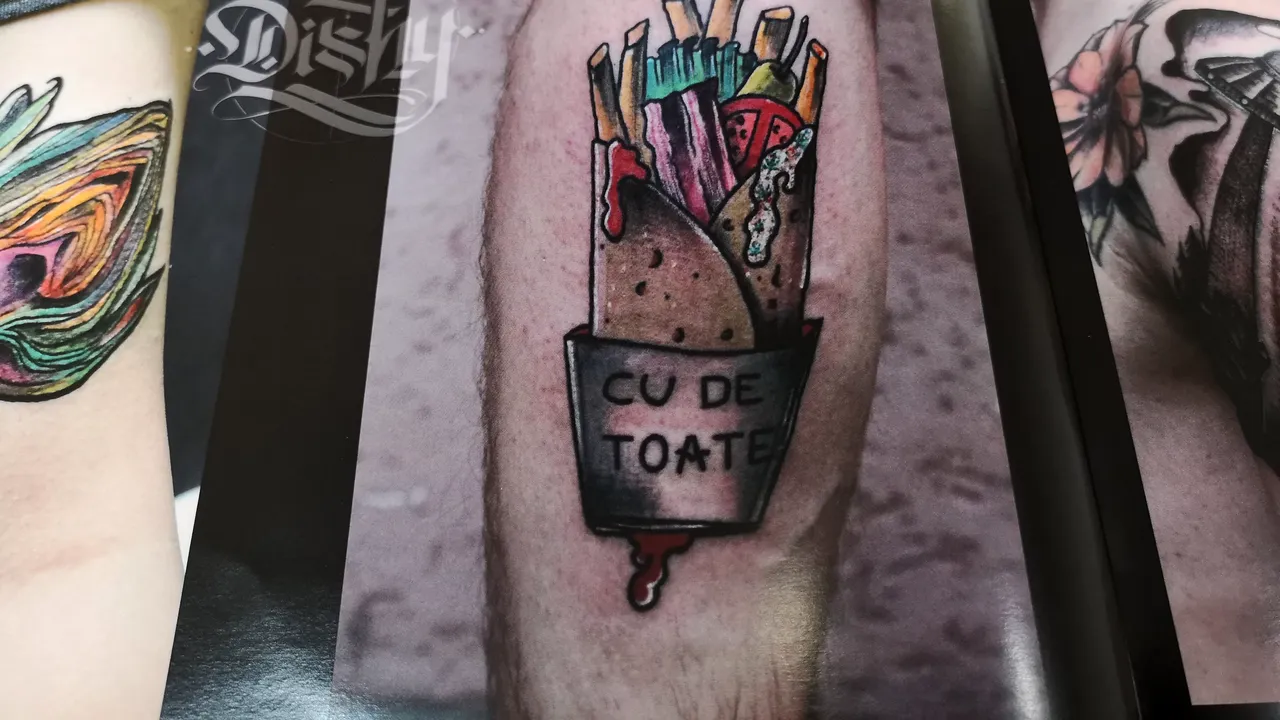 Tatuaje unicat sub formă de şaorma, cranii sau animale de case, prezentate la o expoziţie din Cluj-Napoca | GALERIE FOTO
