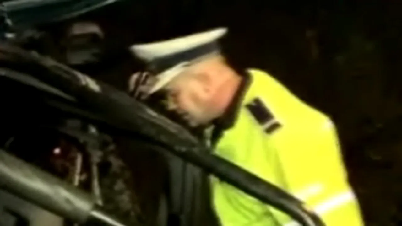 Doi bărbaţi, în stare gravă la spital după ce au căzut cu maşina de la 40 de metri - VIDEO
