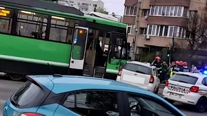 Accident în zona Militari: tramvaiul 41, blocat după coliziunea cu un autoturism