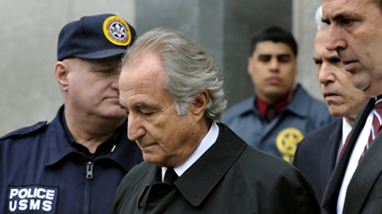 Bernard Madoff a fost bătut în penitenciar de un alt deţinut