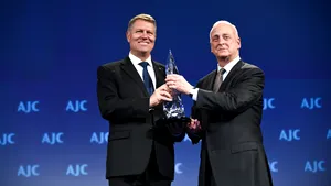 Klaus Iohannis a primit distincţia Light Unto the Nations/AJC: Iohannis, susţinător al statului de drept în contextul protestelor generate de OUG 13