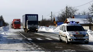 Iarna începe să îşi facă simţită prezenţa. Camioanele nu pot înainta pe DN 15, în Harghita, din cauza ninsorii