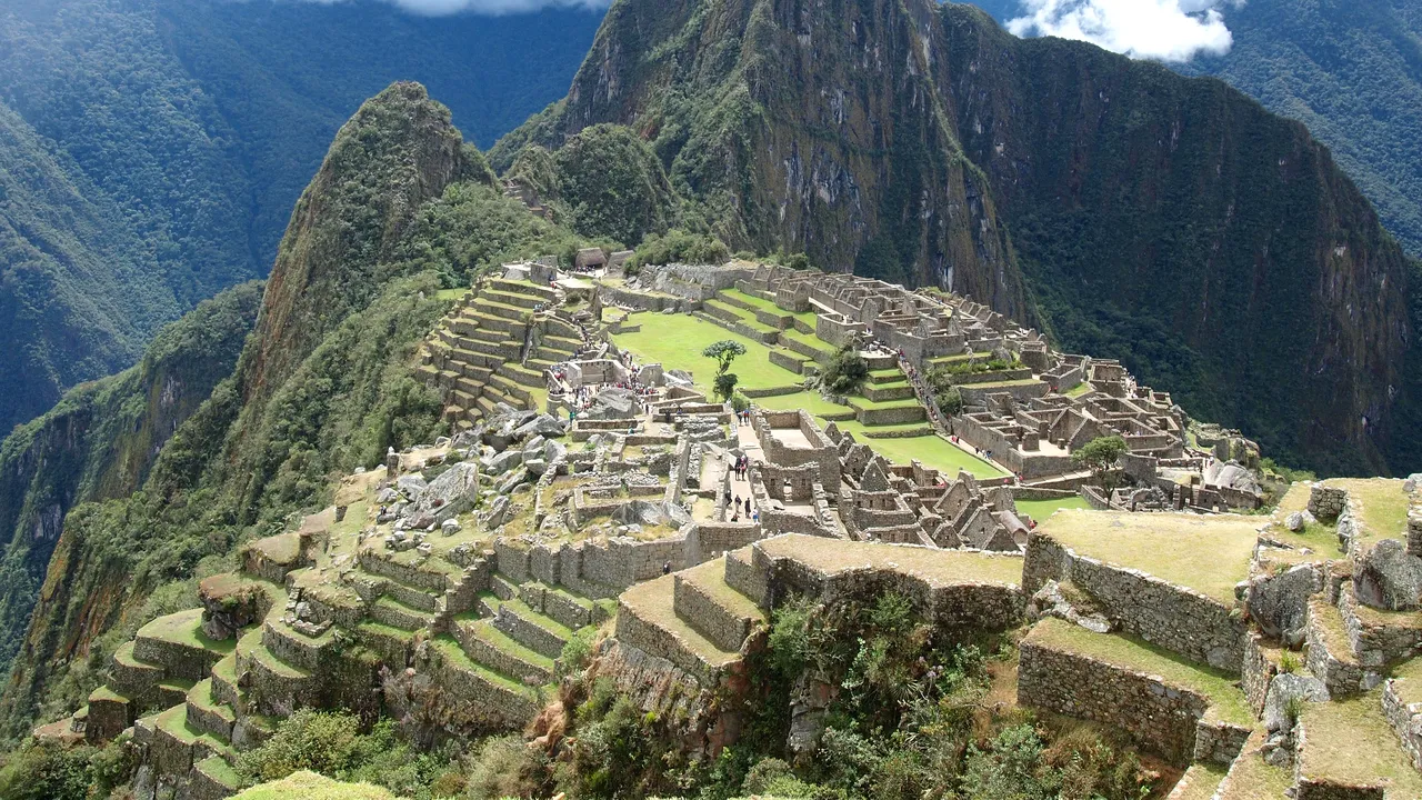 Mii de turişti sunt blocaţi în zona Machu Picchu din cauza protestelor din Peru