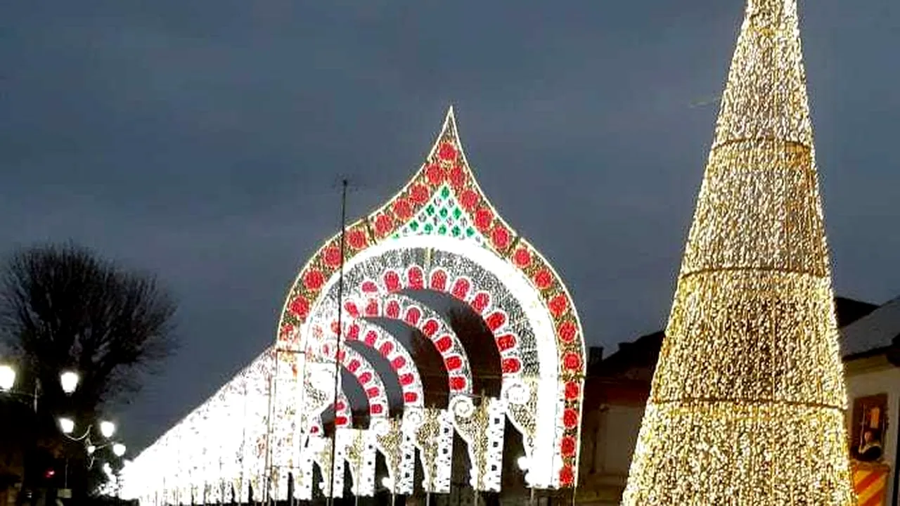 Se aprinde iluminatul festiv în Bistriţa. Oraşul se află în carantină