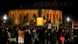 Mitinguri de solidaritate cu românii din diaspora care nu au putut vota. Sute de protestatari din Capitală au mers la sediul MAE. La Timişoara, un om a fost ridicat de Poliţie - FOTO