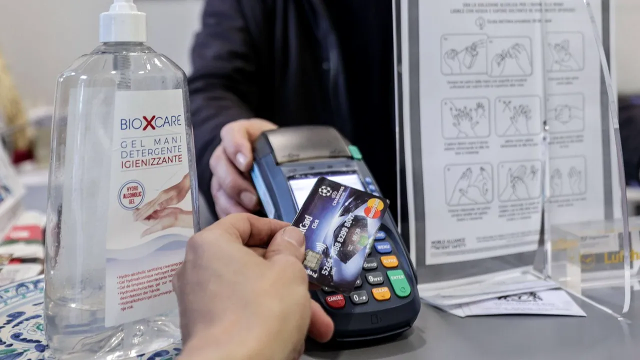 Tranzacţiile cu cardul de credit au încetinit uşor în 2020. Românii au efectuat mai puţine achiziţii fizice, pentru că activităţile s-au mutat în mediul online