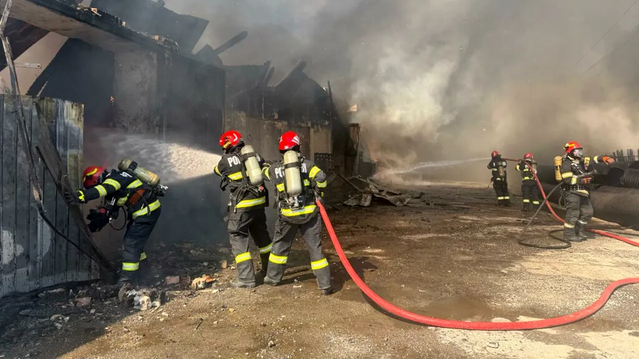 Mureș: Incendiu la un depozit de materiale electrocasnice. Autoritățile au transmis mesaj Ro-Alert