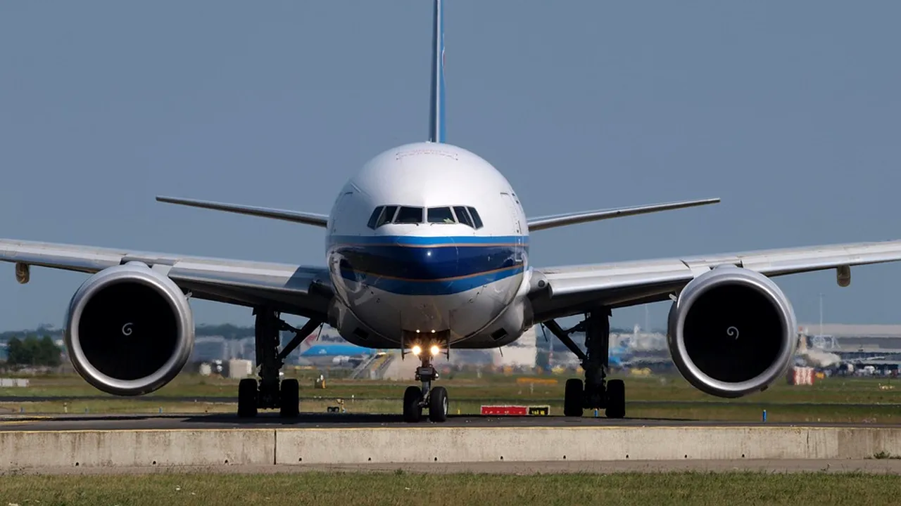 Incident şocant: Momentul în care un fost ministru de Externe, beat criţă, este dat jos din avion cu TARGA | VIDEO