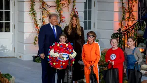 Donald Trump și Melania au împărțit dulciuri copiilor de Halloween, la Casa Albă. Air Force One a survolat reședința prezidențială