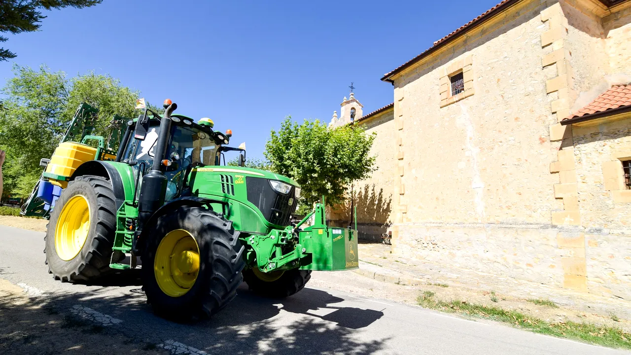 Nemţii au năvălit cu tractoarele în port. Fermierii furioşi l-au blocat pe ministrul Economiei pe un feribot
