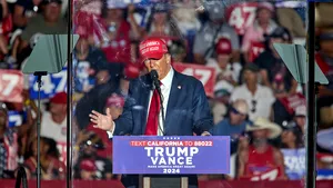 Bărbat cu două arme şi acte false, arestat în apropierea unui miting organizat de Donald Trump