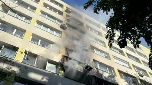 Patru persoane, între care un copil, la spital după incendiul din Capitală