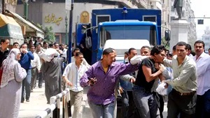 Poliţia egipteană, acuzată că a bătut protestatari adunaţi la Cairo
