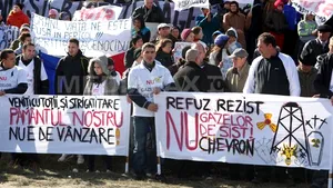 Noi PROTESTE la Pungeşti: Aproximativ 200 de oameni s-au adunat în zona în care Chevron are teren