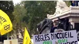 CRIZA IMIGRANŢILOR - Mii de persoane manifestează la Paris în semn de susţinere a refugiaţilor: 