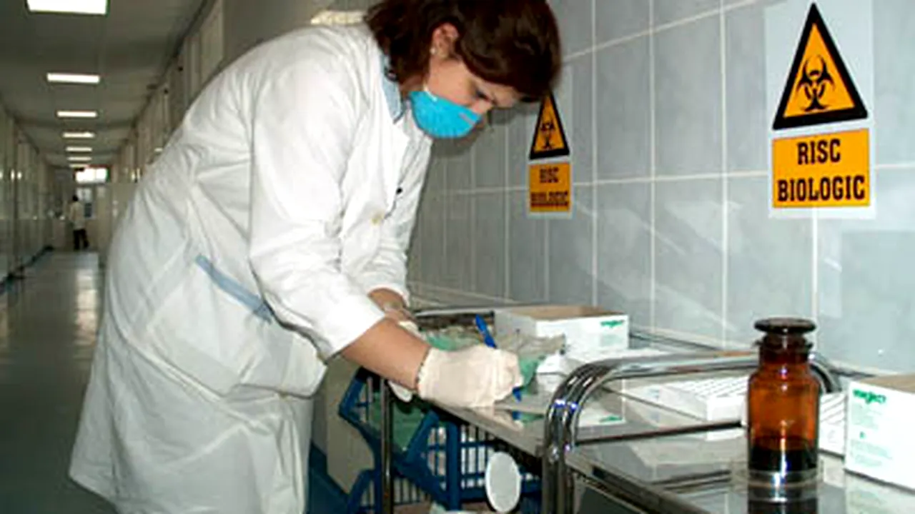 Femeia cu simptome de gripă porcină şi cei doi copii, externaţi
