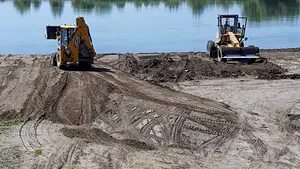 Trei nave special echipate sapă pe fundul apei pentru a adânci culoarul navigabil pe Dunăre. Ce trebuie să ştie navigatorii, cu privire la măsurile de siguranţă care trebuie respectate 