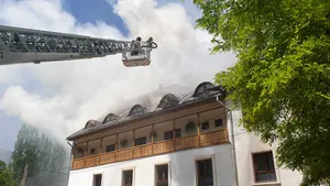 Incendiu puternic la acoperişul Mănăstirii Râmeţ | FOTO
