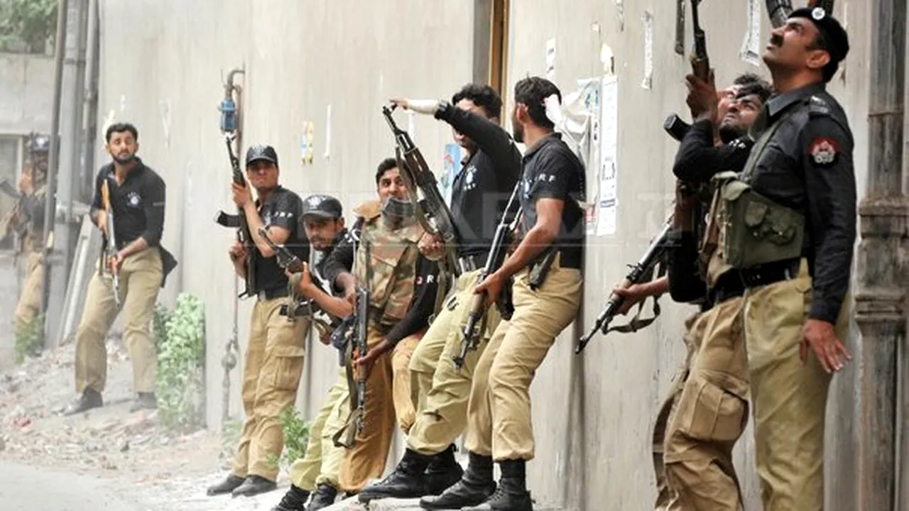 Cel puţin 18 morţi şi 143 de răniţi într-un triplu atentat sinucigaş în Pakistan