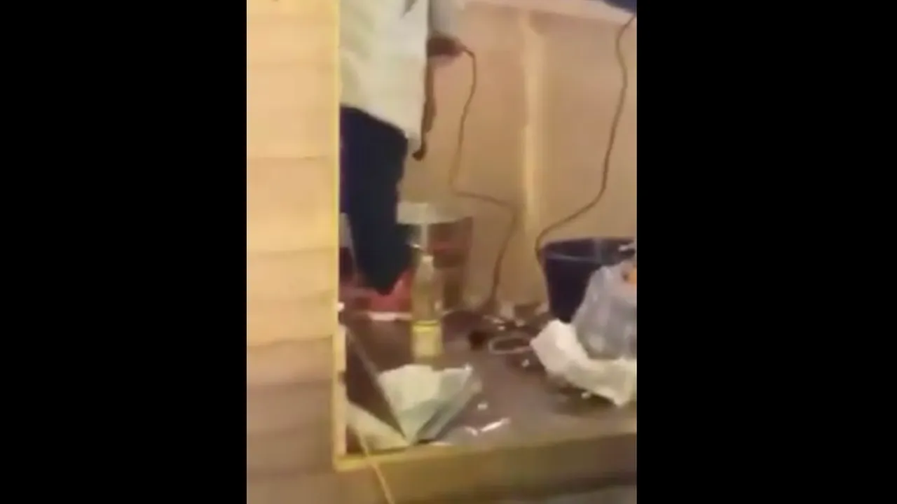 Imagini uluitoare: Cum pregăteşte un comerciant aluatul pentru plăcinte, la Târgul de Crăciun din Baia Mare. VIDEO