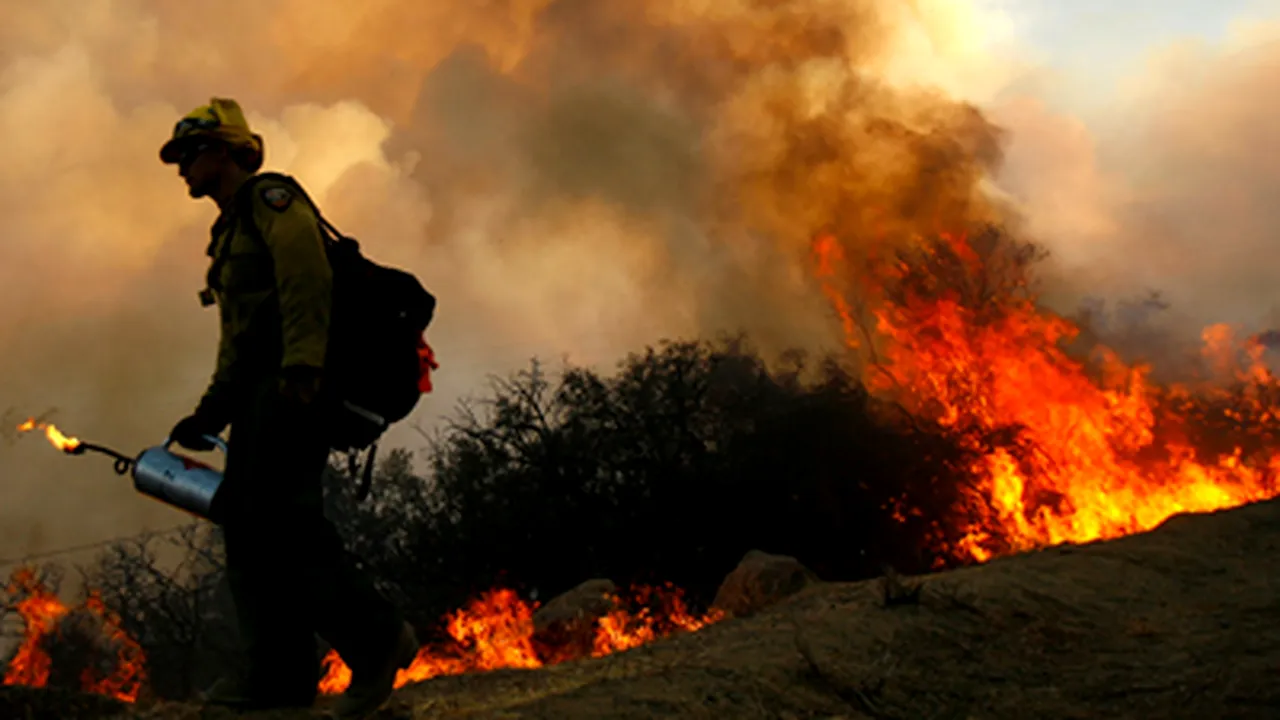 Pompierii californieni luptă să stingă sute de incendii