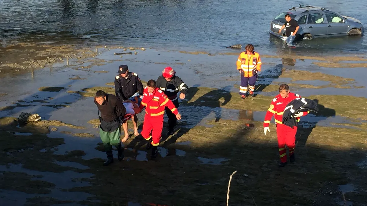 O maşină în care se aflau doi oameni a căzut în râul Olt, după ce şoferul a adormit la volan | FOTO