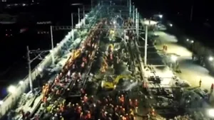 IMAGINILE ZILEI: 1500 de muncitori renovează toate şinele dintr-o gară din China în doar 9 ore